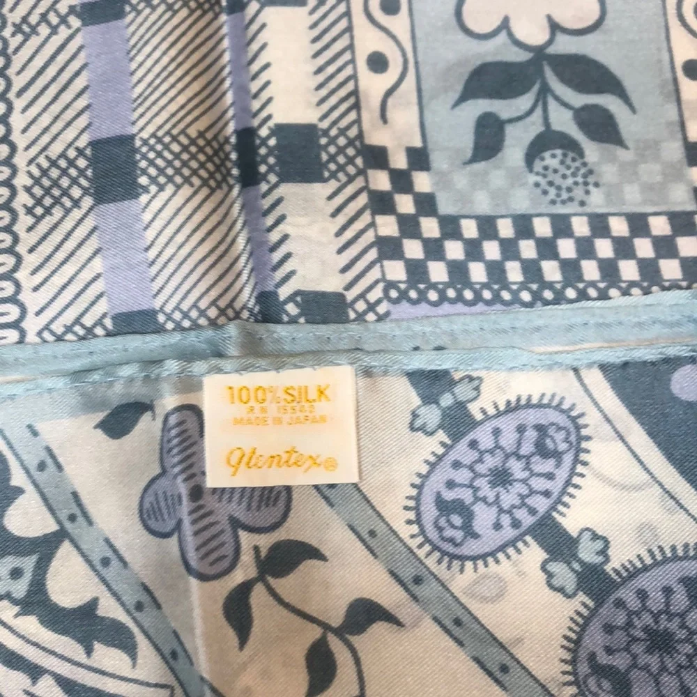 GLORIA VANDERBILT silk scarf